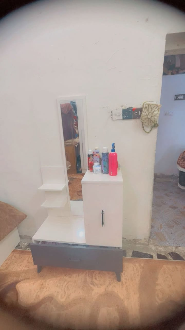 السلام عليكم عندي غرفه للبيع ب ٣٠٠ وبيه مجال ***********
