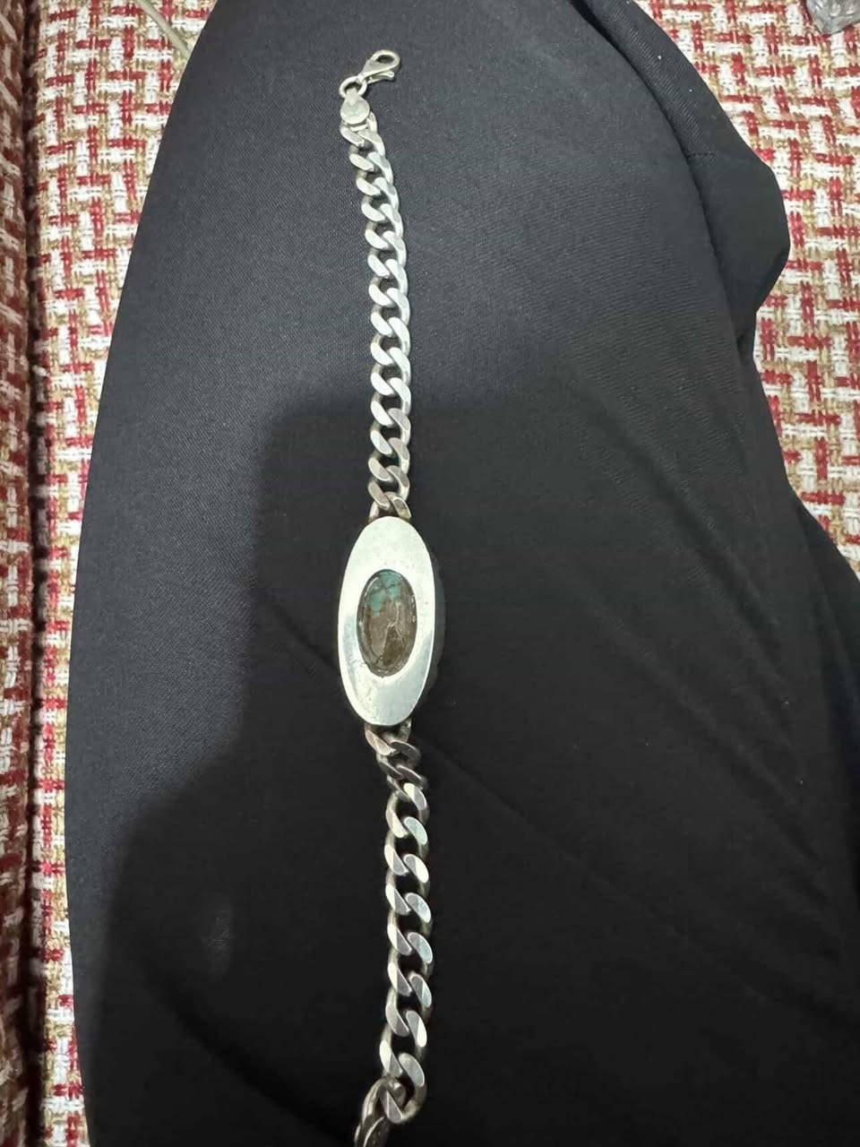 سلام عليكم ابيع قطعه سوار صياغة يدويه حجر نيشابور اصلي مكاني بغداد ام الكبر والغزلان ***********
