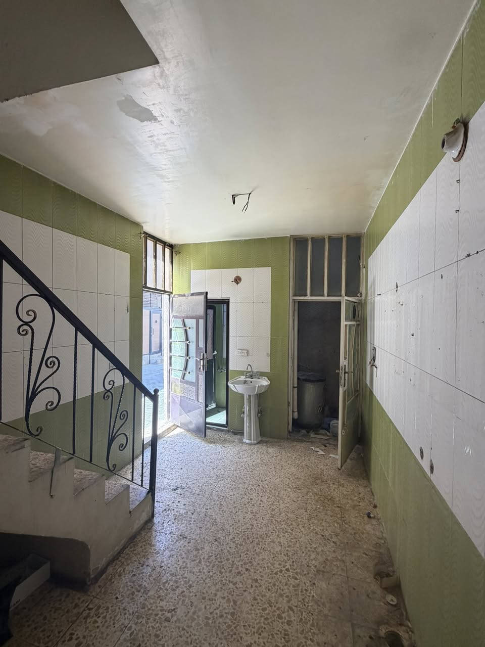 مشتمل للاجار الشعب خلف مطعم حجي عادل  استقبال
وخدمات ومطبخ وغرفتين نوم البيت مدخلين 

صاير ركن نضيف وايجاره مناسب جداً ٣٥٠ قفل 

معروض بمكتب الكناني ***********
