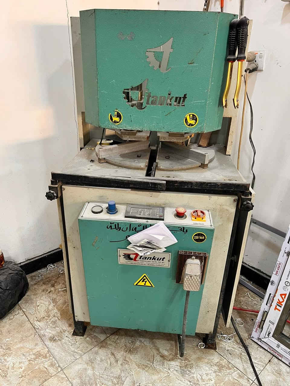 كاوية وماسكة وكمبريسر pvc للبيع مكان بغداد الدورة البوعيثة السعر 19$وبيها مجال ***********
