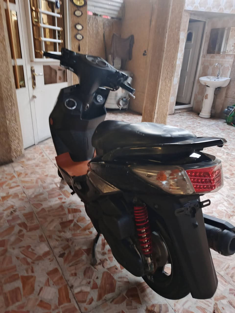 السلام عليكم دراجة سكنس فحل للبيع دراجة جديدة ما تعبانة مكينة مامفتوحة علة وضع الشركة كهربائيات كلهة شغالة سلف شغال نوزل 125ccدراجة نضيفة عنوان بغداد العبيدي السعر950الف رقم***********
