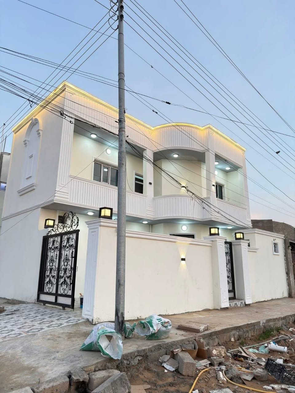 دار 🏠 للبيع في تكريت الديوم منطقة ال14
من ارقة مناطق الديوم 
المساحة 150 متر ركن واجهة 10 نزال 15
الدار زيرو شغل فول الفول
الدار بموقع مميز قريب من المدارس والسوق ومقابيل شارع 60م
الدار ركن على شارع 20م وعلى شارع 15م
يتكون الدار من 
ثلاث غرف نوم 🛌 
واستقبال ومطبخ نضام حار بار وكراج يسع سيارة
ومجاميع صحية ومناور
الدار سحب مغربي ابواب داخلية تركي
شبابيك المنيوم ابواب خارجية قاصة
الدار بأسمي وتحويل مباشر
للاستفسار الاتصال على رقم***********
عقارات الاحمدي ♥️

#الجميع #اكسبلور
