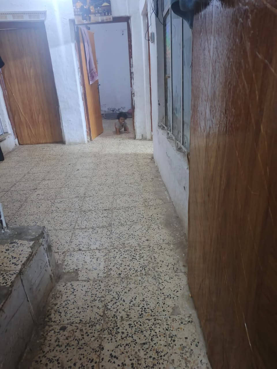 السلام عليكم؟ بيت البيع دوانيه 10امتار يتكون غرفتين جوا صاله مطبخ غرفتين فوك صاله فوك جبيرة  طولها 7امتار العرض 6 البيت قاطين الترميم جديد العنوان العماره القادسية قرب السوك ؟؟ الرقم ***********
