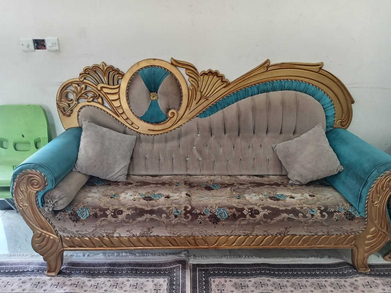 تخم ملكي 5قطع وعشر مقاعد و6كوشات +برده السعر 400وبي مجال +الرقم
***********
