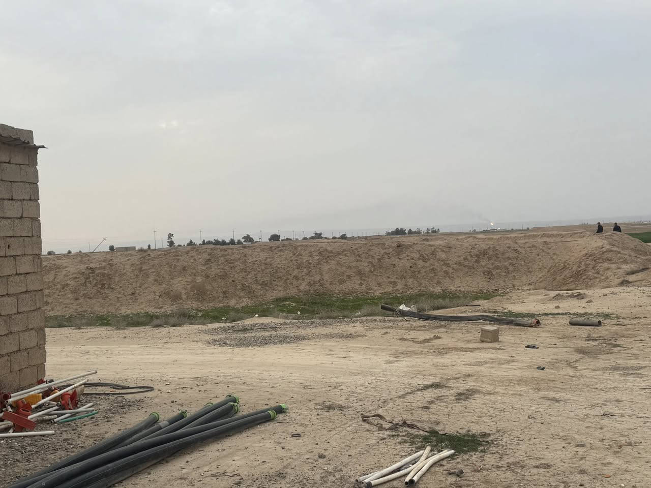 السلام عليكم 50 دونم على طريق الخزيفي بريه العلم بيها غرف سكن وبيها بير ميه فول الفول وبيها محوله خاصه بيها وبيها بورد كهرباء وخط كهرباء والأرض. مفلوحه حنطه الآن ارض سمينه وعدله حيل ومرتبه الي حاب يتصل بريه العلم صلاح الدين الشراي يتصل السعر 1500 غير قابل للتفاوض من الأخير ***********
