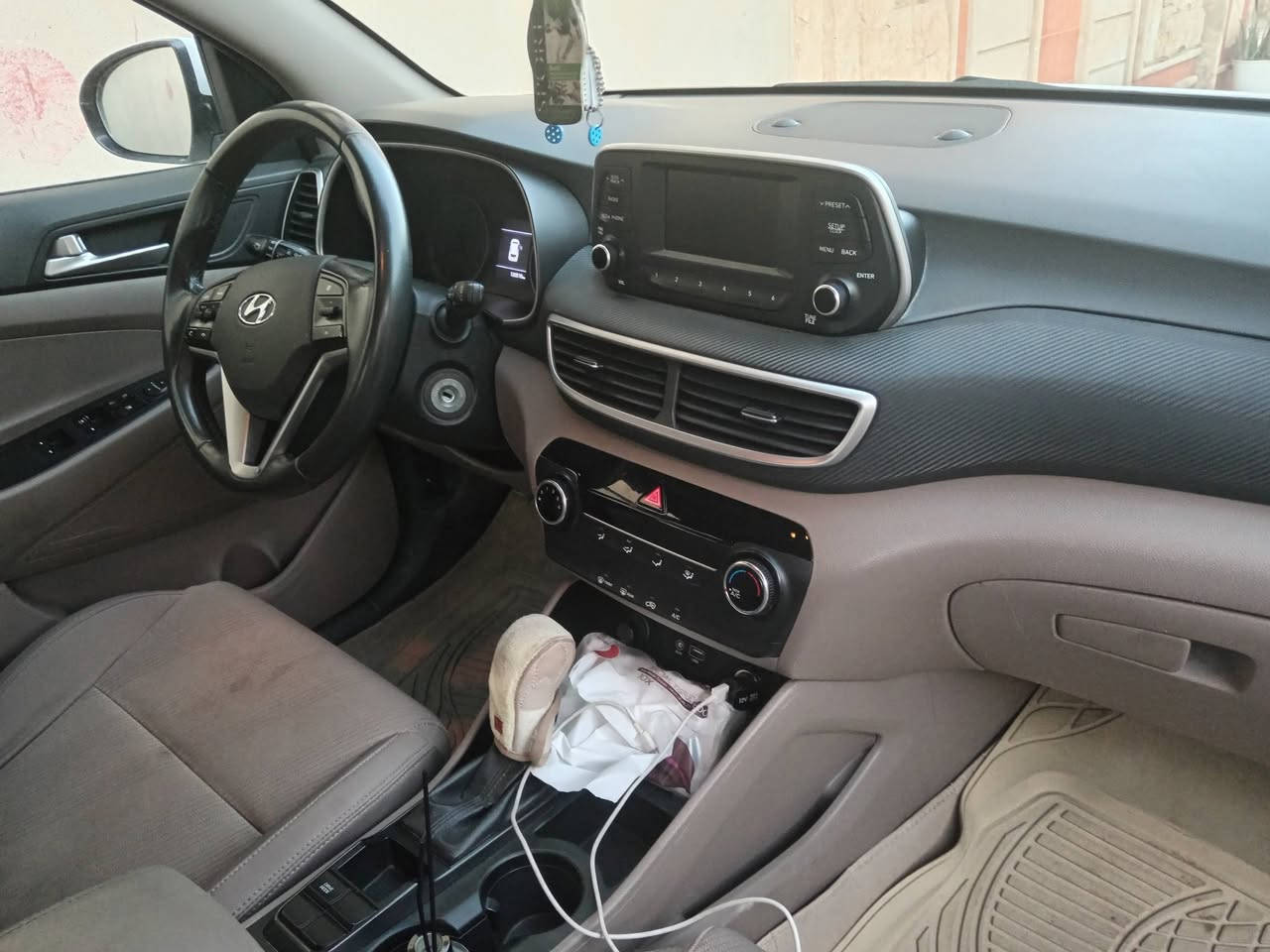 توكسون موديل 19 اربيل السياره وارد كوري هندبريك رجل باسمي سنويه ورقم جديد لغايه ٢٠٢٨ ماشيه ١١٩ الف سويج لايت خمس عدسات اشاير ترحيب بك لايت لد كابون بانزين طخم تاير جديد السياره نضيفه مال بيت بيها كرت صغير بالبونيد وشويه بالدعاميه السعر ١٩٥ وبيها مجال شي قليل لللتواصل على الرقم ***********
