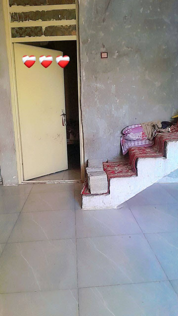 مساحه 120متر يم شبكه ابو سماعيل وجهه عل شارعين مال عريفيه عالي عن الشارع ارضيه بورسلين البيت كله بس الواجهيه ما ملبوخه غرفتين نوم استقبال حمام داخلي مطبخ مفتوح عل صاله صاله جبيره مال كعده ابصف اسواق ابو عقيل الحوش مساحته زينه خطين ماي موجود خدمات كامله قريب علسوك تقريبن 5دقايق كلشي يمك البيت عقد عقد زراعي يعني مكاتبه السعر 40رقمي ***********
