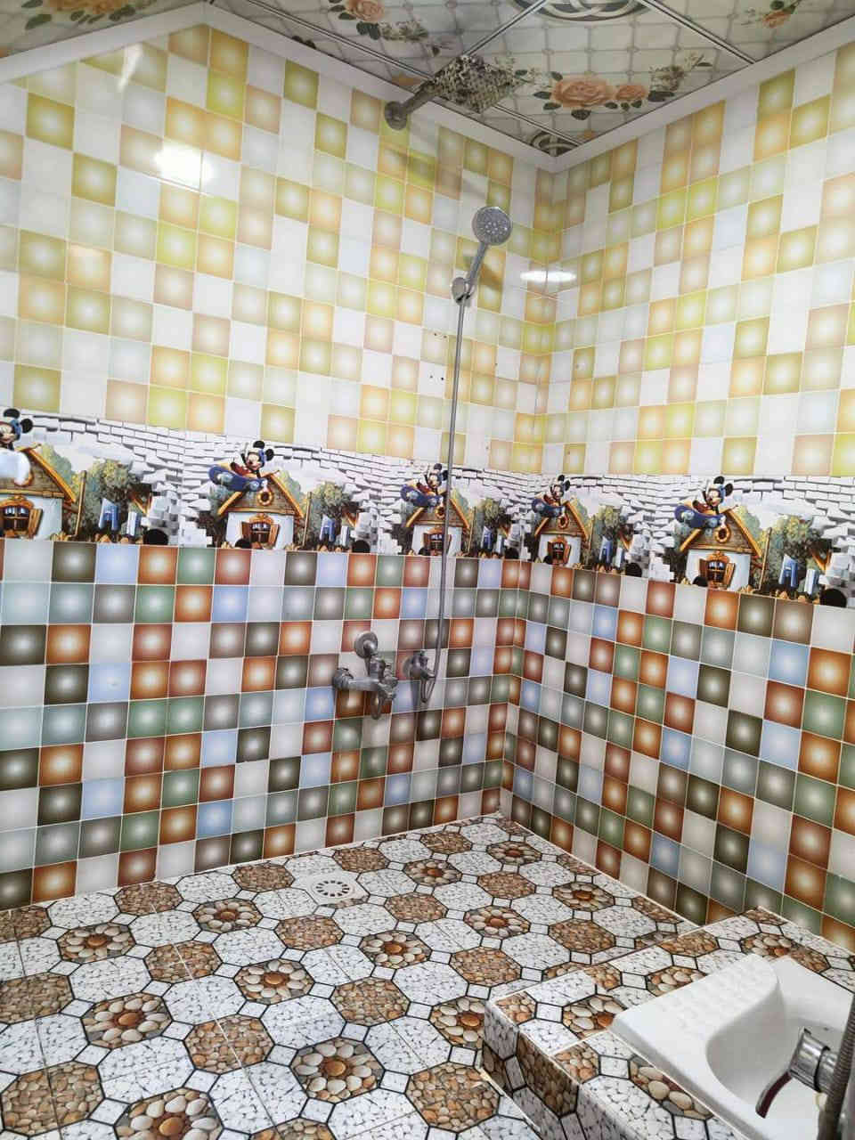 دار للبيع النجف الاشرف شارع علكم الشبلي مباشره المساحه الكليه 300متر تحتوي على ثلاث  غرف وصاله ومطبخ واستقبال وحمام داخل وخارج وسويت وكراج وحديقة ومحلات تجارية عدد ثنين بناء درجه اولى السعر 115مع المجال للاستفسار الاتصال او المراسله على الخاص ***********
