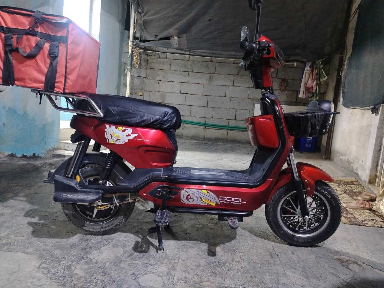 دراجه شحن للبيع استعمال قليل
ملف 1200واط. 
4 سرع شلعه
بطاريات عدد5
شاحن الاصلي 
صويج بصمه عدد 2
جنطه خلفية بلاديه وياها بس اني خال مال دليفري. 
سرعة 60كم بالساعه. 

الشحنه الوحده تمشيك 4ايام، 
رايدها 500 وبيها مجال للشراي 
اسكن الغراف ***********
