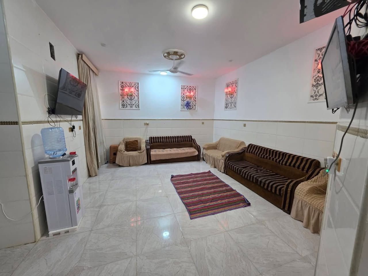 دار سكن المساحه ٢٠٠متر
العنوان حي الحكيم شارع الوائليه 
يتكون الدار من غرفتين نوم +استقبال+صاله+مطبخ
صحيات داخليه +خارجيه 
السعر64  قابل للتفاوض
للأستفسار
***********
