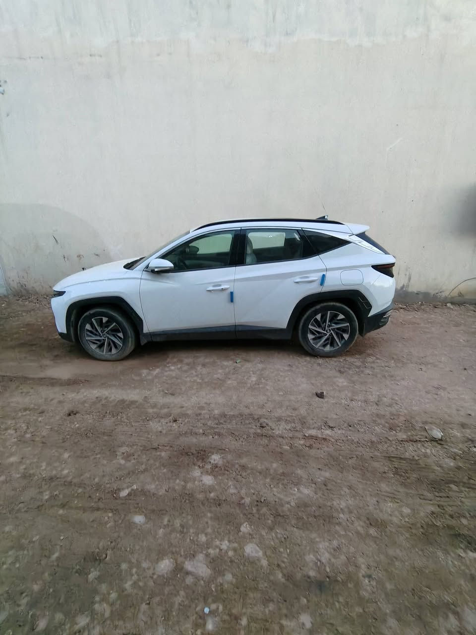 السلام عليكم
توسان موديل 2023 رقم سليمانيه الدولي الجديد وارد خليجي سياره فول ما عدا الفتحه  
المواصفات
١ شاشه 
٢ بصمة
٣ كامره دواره
٤ تبريد خلفي وامامي
٥ حساس أمامي وخلفي
٦ عدسات متحركه
٧ مرايات شفط
٨ اشاره بلمري
٩ ترحيب
١٠ هند بريك دكمه
١١ اوتوهول توقف ذاتي 
١٢ رادار
١٣ ثلاث انضمه قياده ايكو سبورت نورمن
وبعد بيها هواي موصفات  الهاتف *********** السعر 210$
