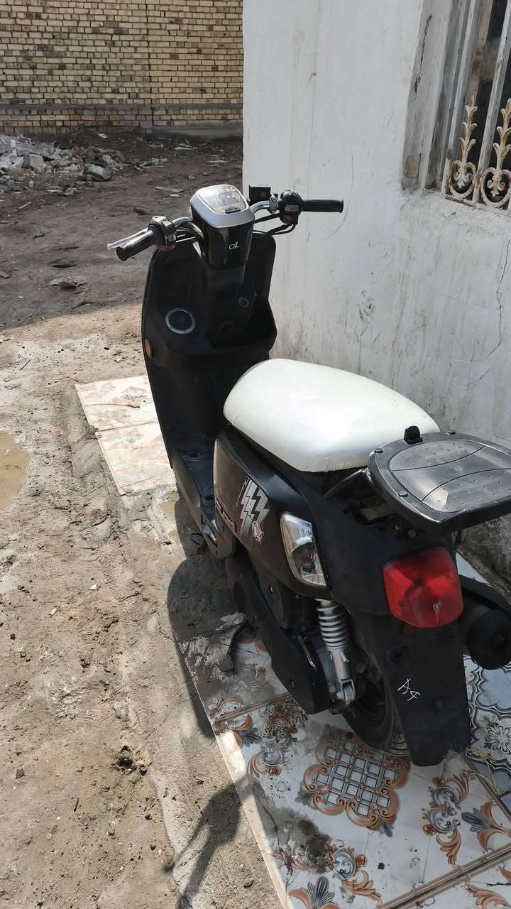 السلام عليكم دراجه حاويه كفاله عامه شاشه تشتغل وماشيه ٢٠ الف  اشاير كلوبات كلشي شغال وين ماتريد تفحص افحص لمن تقنع مكاني الناصريه مركز *********** بدون غسل وبوليش سعرها 1300 وبيها مجال وشرط محسن افولها
