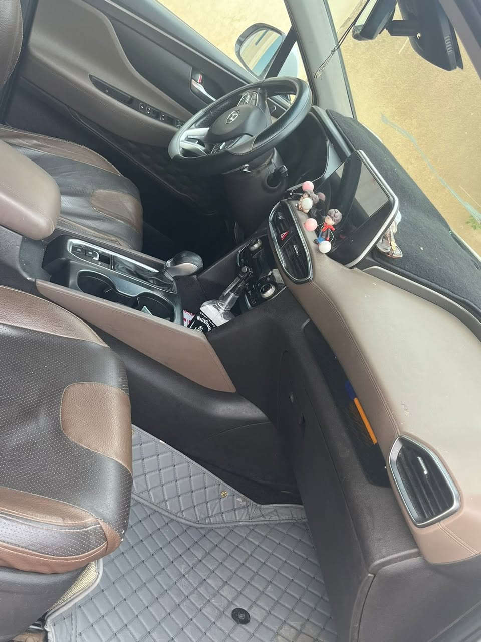 سنتافي 2019 خليجي بيه قطعتين فقط دعاميه وجاملغ جه السايق بدون دواخل بدون ايرباك ولا لغود ولا شواصي ..دواخله ما مفتوح من عنده برغي  مواصفاته كما موضح في الصور   ماشيه 125 الف 
للتواصل ***********
السعر220 وبي مجال للشراي
