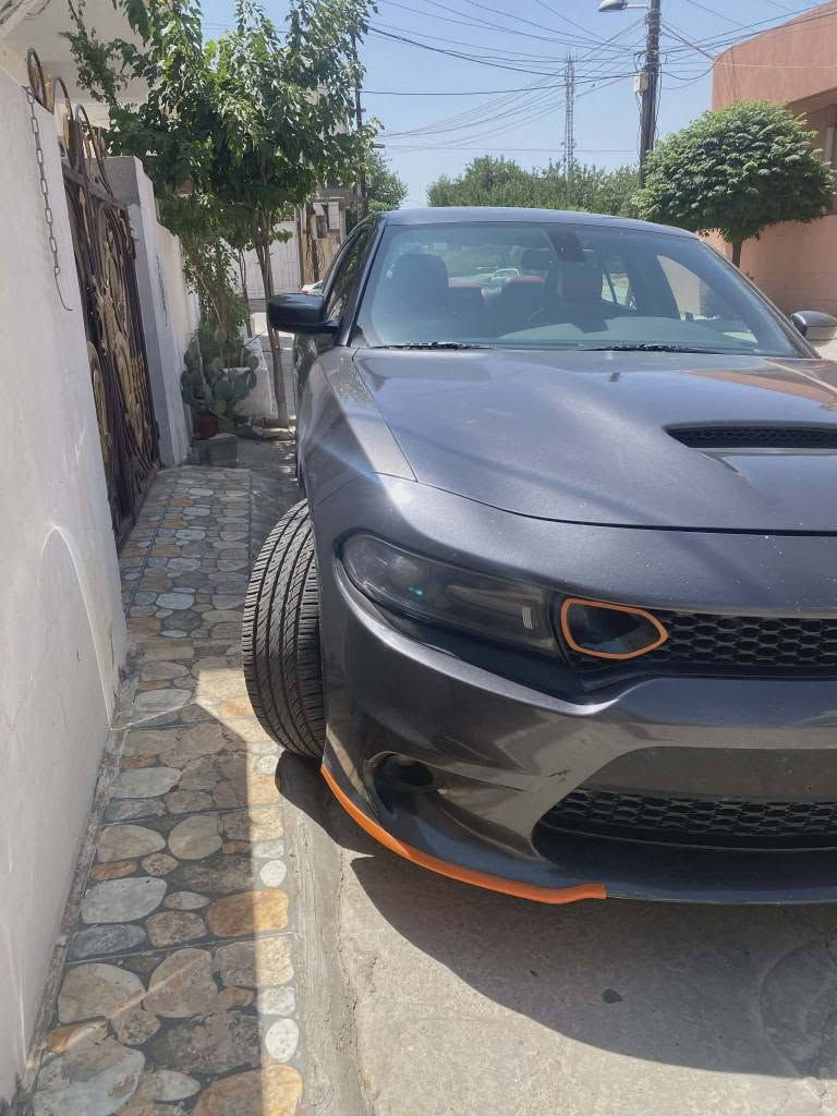 السلام عليكم 
للبيــــع ....
دودج چارجر 
Dodge Charger SXT
وارد امريكي .
موديل 2015 .
مكينه 3.6 V6 .
ماشيه 215,000km .حقيقي .
داخل جلد احمر .
شاشه چبيره .
كامره دواره .
ويل 20 نجمه .
لايتات عدسه زرع .
السياره مناقصه برغي محدثه GT .
استخدام شخصي ومتعوب عليه .
تخم تاير جديد شادله .
حادث السياره باب وچاملغ امامي جهة سايق بدون ايرباك .
رقم السياره بغداد سنويه بأسمي شرط التحويل .
مكان السياره سليمانيه
السعر 165
للاستسفار *********** السليمانية, العراق
