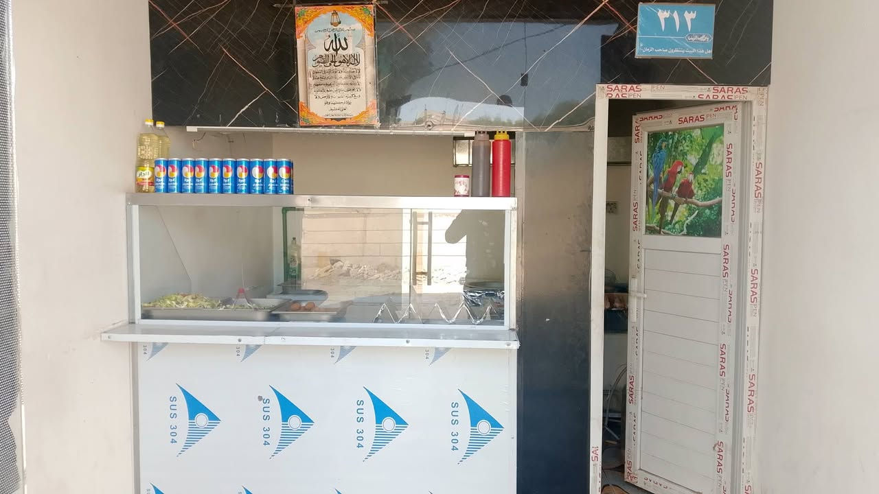 السلام عليكم ورحمه الله وبركاته 
محل كافتريا للبيع المكان ناحية الوحدة مقابل مركز صحي مجاور افران واسواق بيت الشيخ المحل جاهز السعر والاستفسار ع الخاص او الاتصال على الرقم ***********
