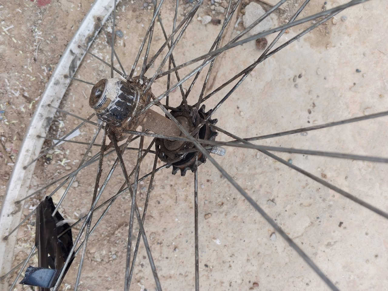 سلام عليكم ورحمة الله وبركاته لشات للبيع سعرهن 10كلهن ول وياله 2بلفين يعني السعر  كلهن 12الف ال شات مال تعميره وهاذه رقم***********
