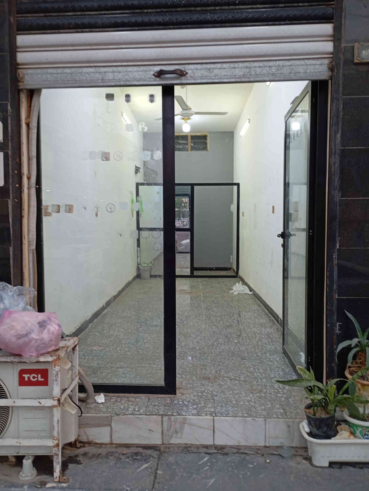 محل للايجار .كهرباء مستقلة ماء مستقل سحب مولدة مستقل ..الصليخ مقابل قاعة مناسبات  جامع الحميد المجيد ..الايجار ٣٠٠..الاتصال ***********..ابو خطاب
