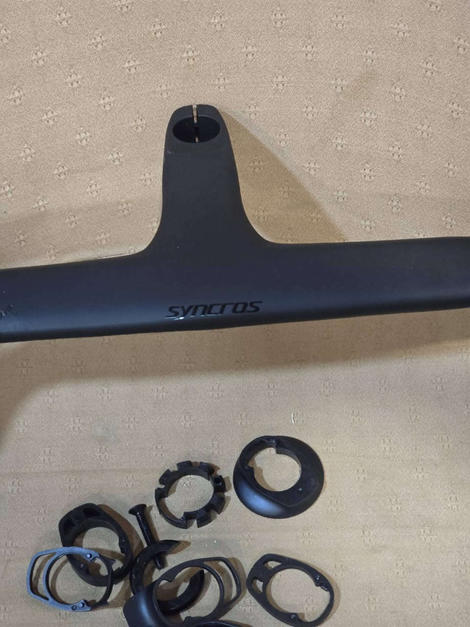 سلام عليكم 
ستيرن سباق كاربون فايبر 
ماركة syncros 
مع كافة ملحقاته
سعر 35الف 
متوفر توصيل لجميع المحافظات 
***********
