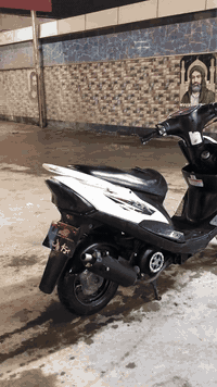 سلام عليكم الدراجه للبيع الدراجه نضيفة مامفتوحه 
سعر الدراجه 800 وبيها مجال 
الرقم ***********
