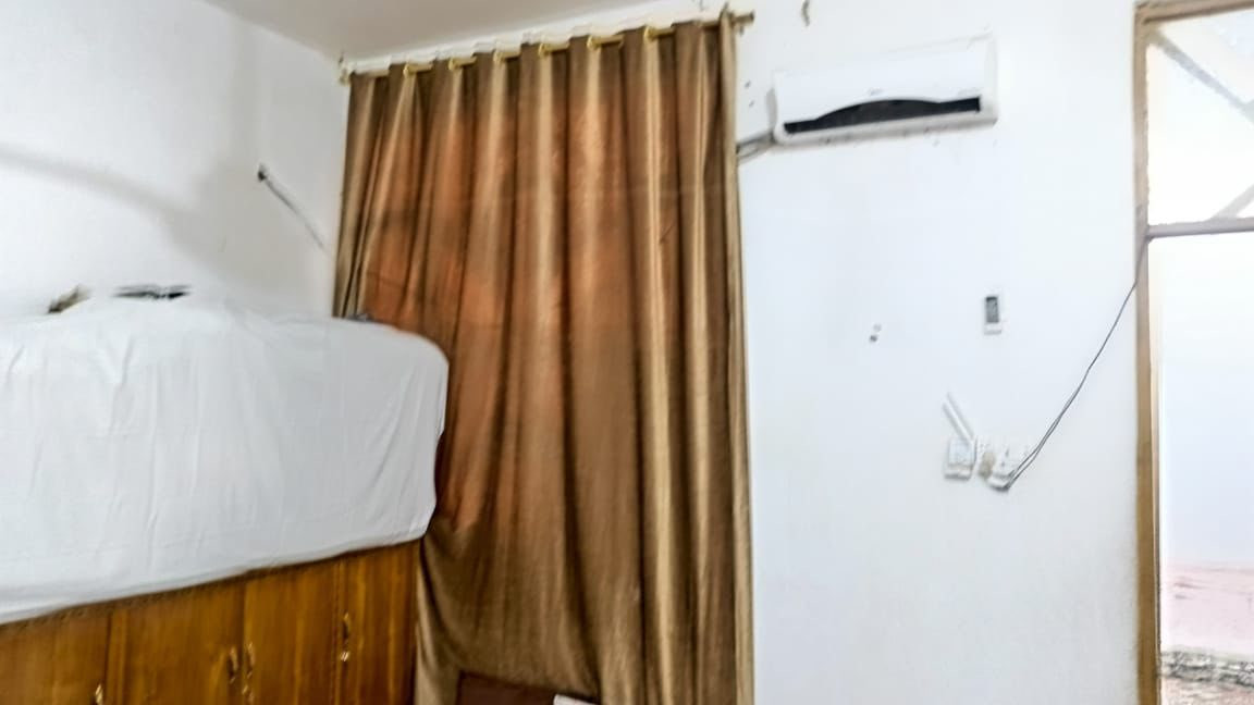 مشتمل بناء جديد طابوك درجه اولى سيراميك ومي وكهرباء 
والبخ وبياض جاهز على شارع مودربونه بنزلت الحسينية مال بيت جليب شارع صب وفول خدمات مي كهرباء مجاري وشارع مصبوب حالين سعره 37 وبيه مجال اي استفسار اتصل ع رقم ***********
