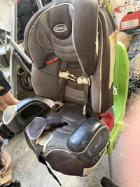 كرسي سياره اطفال يحتاجله غسل بس 15 الف 07700289684