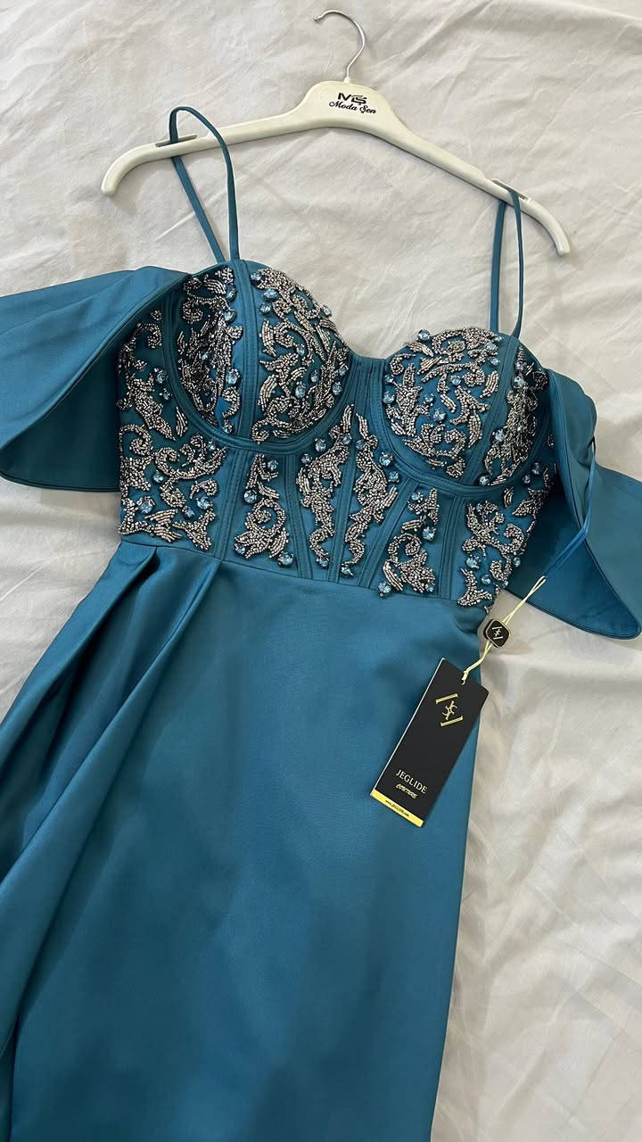 فستان  للبيع بخامه وجوده  ممتازه وكلش يحلي  الجسم مشد منه وبي قياس 40-38  اخذته من الاميرات   جديد وما ملبوس  نلغت الحفله وبعدة بالماركة اخذته 320 وابيعه 220 الف بي مجال بسيط


**إذا كنت صاحب هذا الإعلان وتريد حذفه لأي سبب، رجاءا أرسل رسالة إلى الدعم الفني**