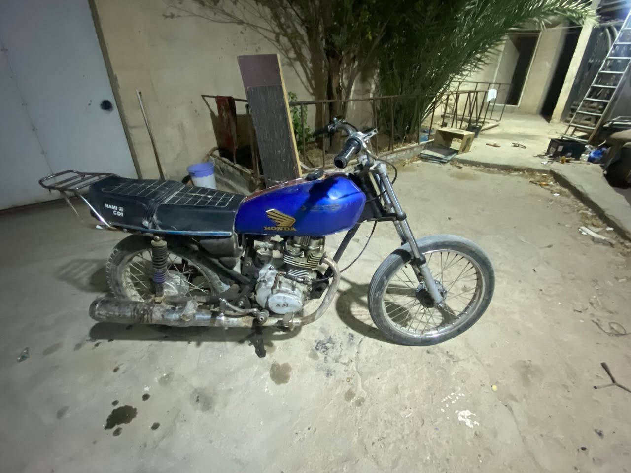 سلام وعليكم دراجه للبيع ادوات ابيع كوم حديد لا تكلي شبيها ما بيها (شغاله )تكضي حاجه  سعر ب٢٠٠بيها مجال قليل عنواني بصره الجزيره***********
