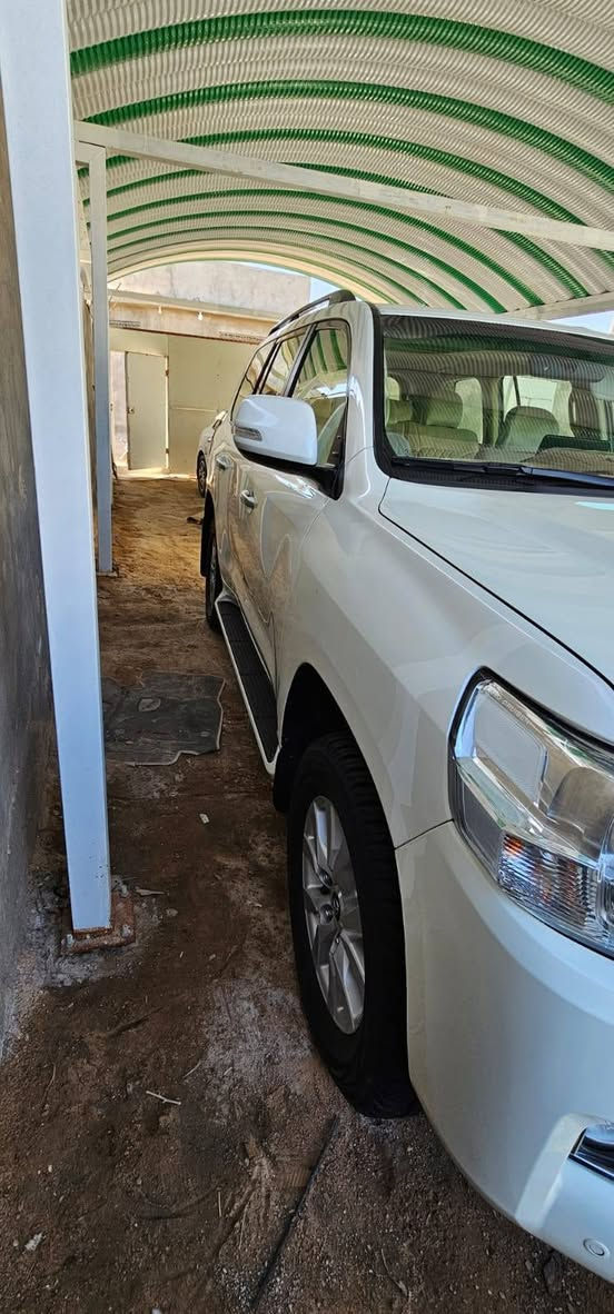 السلام عليكم لاندكروزر خليجي موديل 2018 اصل(176kmالف) محرك كفاله باكيت +جديد كير +كفاله كله +جديد عله وضع الشركه تخم تاير جديد ياباني بارد بل جاملغ الأيمن بصيط رصعات  ولأيسر بارد رصعات فقط الدلعه مفتوحه الورا شوي لي ينشد عليه رقم السيارة بدون ظربه السياره  جاهزه السنويه منتهي صاله شهرين لي ما يشتري وماهو شراي لا يعلق ولا يخابر درجاً رقم *********** العنوان البصرة /السعر 5شدات و15 ورقه وبيه مجال للشراي
