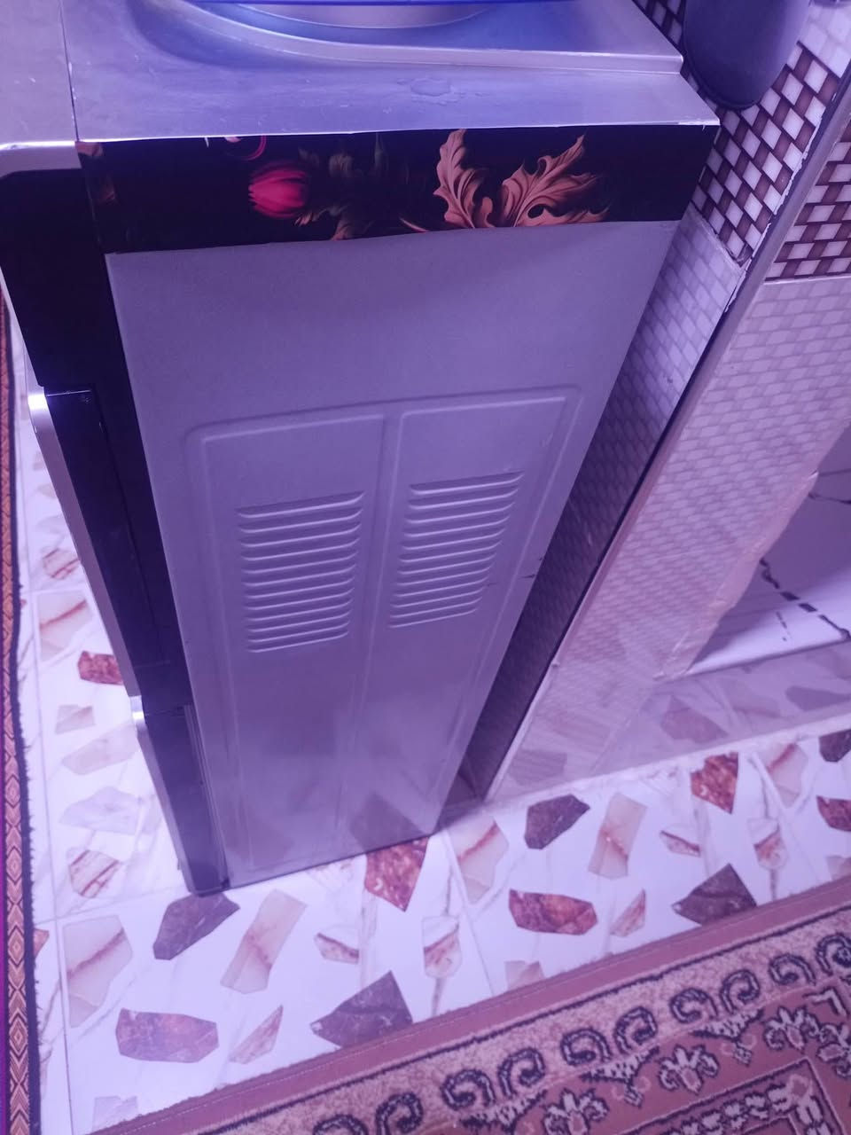 براد للبيع يشتغل حار بارد 
بس من يفصل ويرجع يبقى يهتز 
بدون دبه ابيعه السعر 40 ألف بيه مجال 
***********
