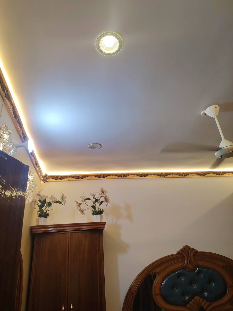 السلام عليكم بيت مساحه 200 متر للبيع يحتوي علا 4 غرف
 صالتين استقبال  غرف 4 كاملات ومثل مموضح ب صوره
المطبخ ولصاله مملبوخات بناء حديث العنوان التأميم حي ابا ذر الغفاري كامل خدمات مي  مجاري تبليط  الاتصال)))

(***********)
