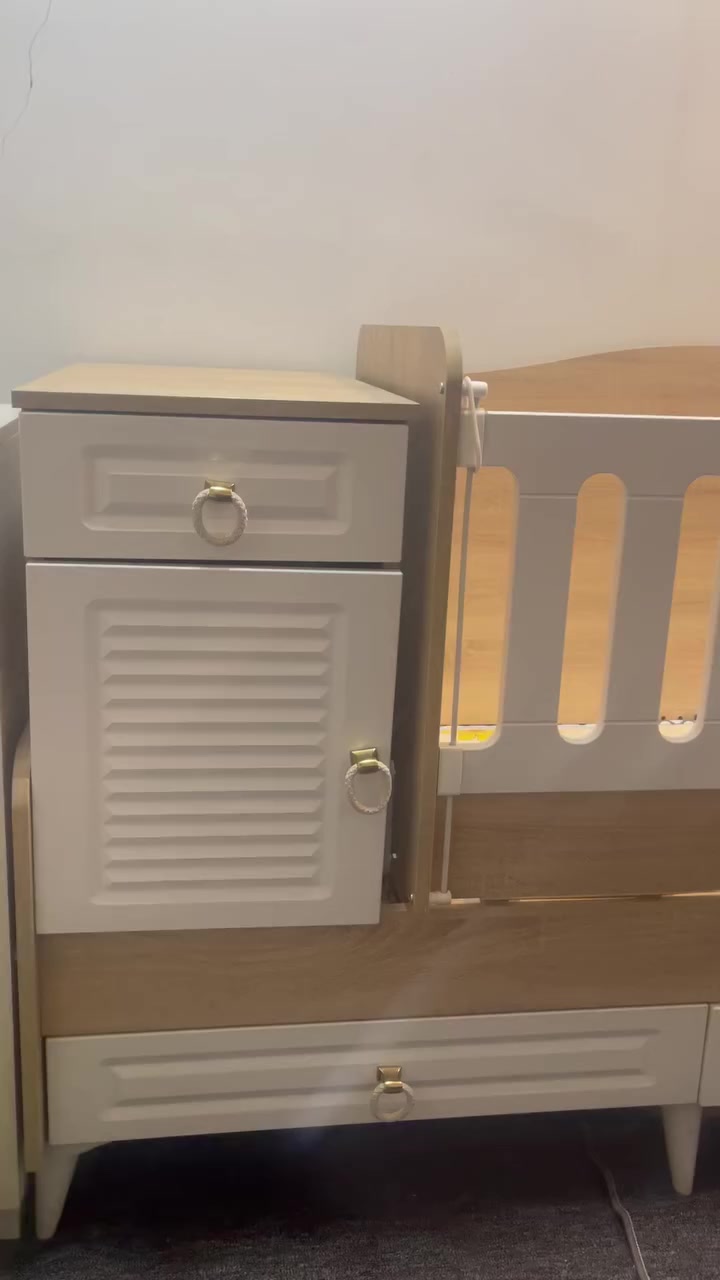 سرير هزاز وتكدرون تشيلون الهزاز موجود تحت الهزاز سرير اكبر ثابت لعمر ال ٥ سنوات
للبيع رقم تلفون ***********
مشتري ب ٤٥٠ 
من براند جيكو 
جديد ممستعمل بس كم مره 
رايده ب ٢٠٠
