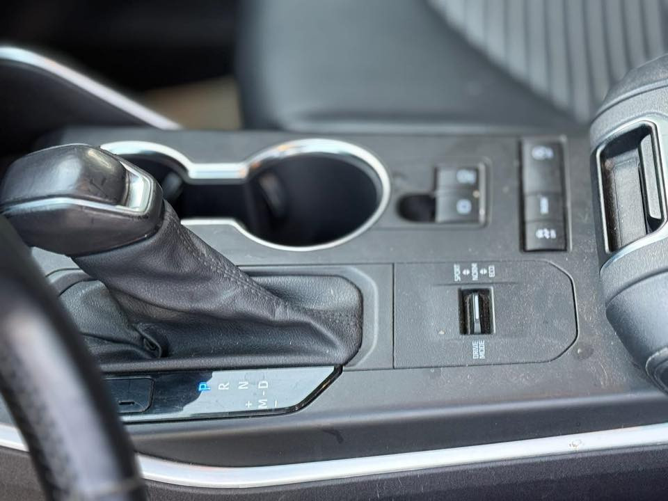 يالله السلام عليكم تيوتا هايلندرxse 2022للبيع او مراوس بسياره اقل 
6سلندر 
٧راكب 
فتحه سقف 
كشنات جلد 
كشنات تدفئه كهرباء 
شاشه جبيره 
سماعه GBL
رادار جانبي امامي 
توقف ذاتي 
السياره فول مواصفات 

سعر السياره290وبيه مجال بصيط
***********
