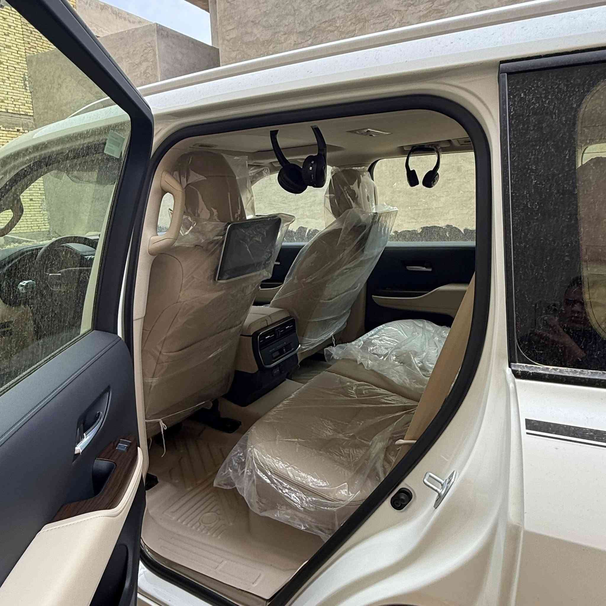 السلام عليكم 
للبيع لاندكروز 2024 SAS 
كفاله عامه ماشيه 20 الف 
فول مواصفات رقم بغداد باسمي 
السعر 700$ مكان السياره واسط الكوت 
***********
