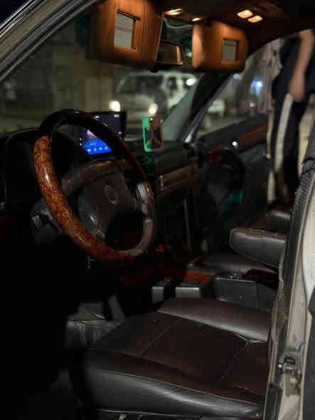 موديل 1992
محرك رخاوه 6V
كير شرط 
غرفه جلد 
شاشه 
طخم سماعات 
لايت زينون 
جامات كهرب
دبل جكمجه 
رقم نينوئ ماشي بل معامله 
سياره جاهزه  
الاستفسار عل رقام.             السعر 50 
***********
