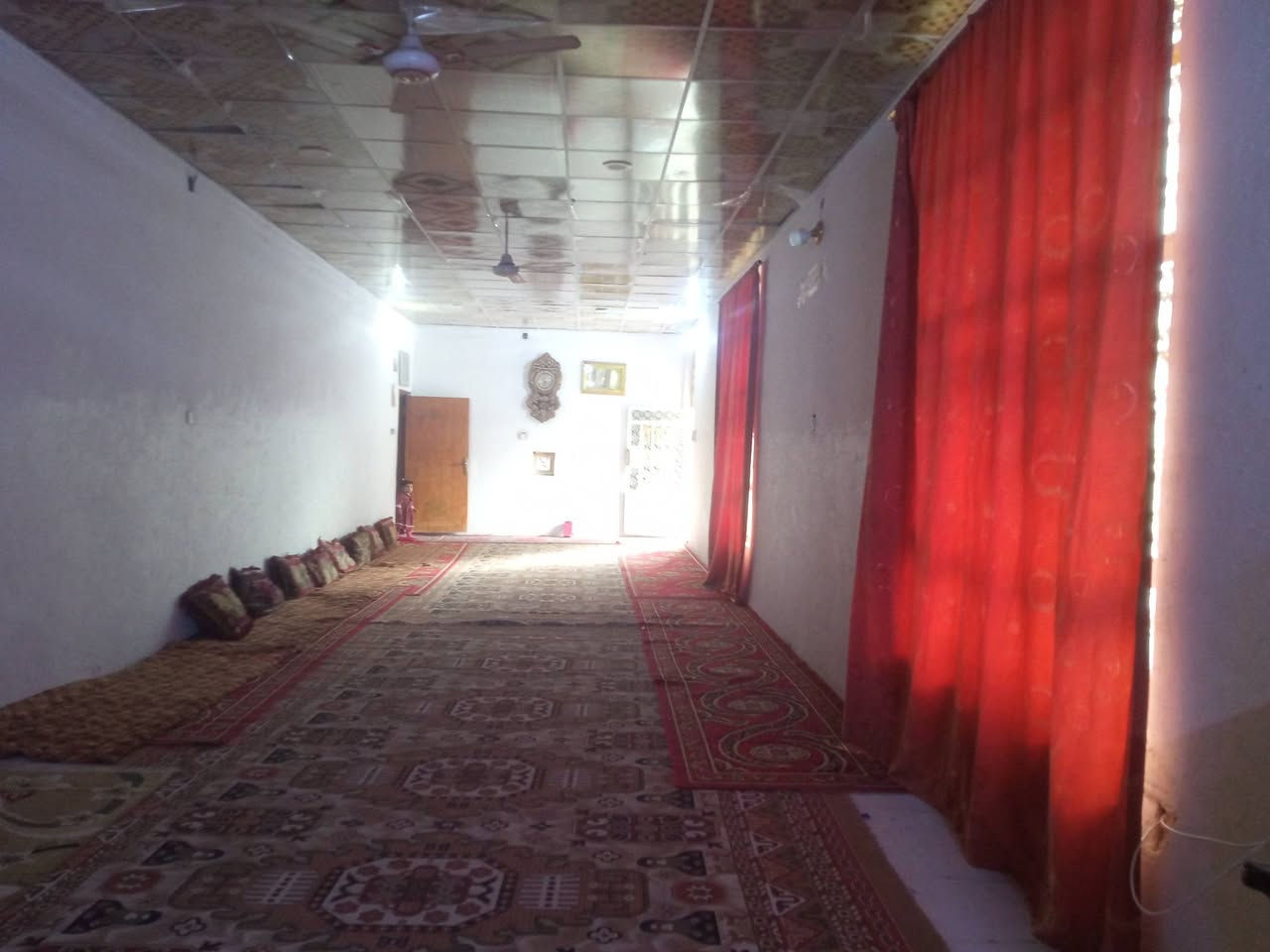 السلام عليكم بيت لبيع المساحه 700
يتكون اربع غرف ومطبخ حار وبارد وحديقه خير من الله 
وصحيات داخليه و خارجيه بيت كامل ...اليريد يتواصل 

***********
