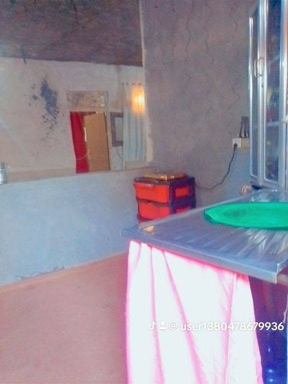 بيت للبيع زراعي عالشارع العام وراء العمارات السكنيه الجديده على طريق سيد هاشم بالحمد مساحه البيت 100 متر غرفه نوم وصاله ومطبخ استقبال صحيات بس استقبال بعد ما كامله الاتصال على الرقم سعره مناسب ***********
