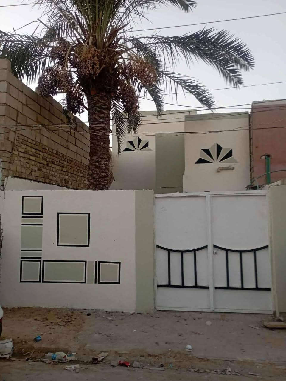 بيت مساحه 100م طابق ونص
غرفه وفوك وغرفه جوه وصاله مطبخ وصحيات واستقبال 
سعر الايجار 300الف مقدمه شهرين ودور كل شهر بشهره
العنوان نجف حي العسكري قرب الادله الجنائيه شارع لبو غنيمه 

ملاحظه //ويرهم للبيع سعر 70قفل 
رقم الهاتف ***********
