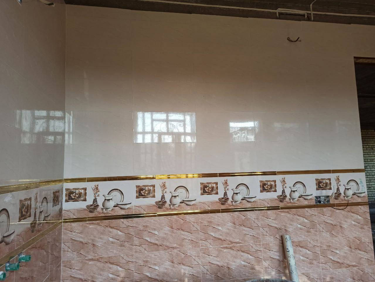 خلفه سيراميك متفرغ للعمل 

***********
