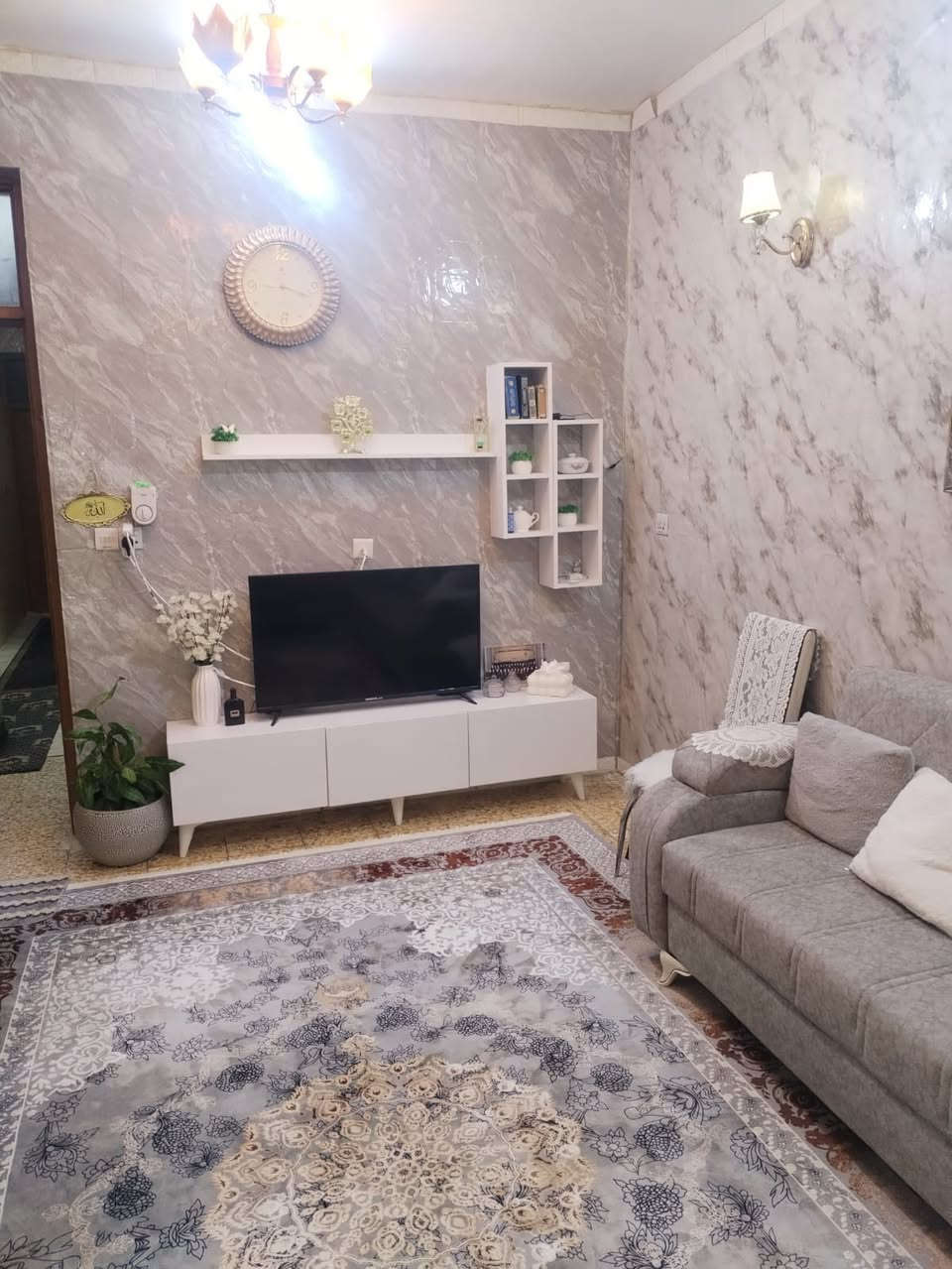 السلام عليكم. 
دار للبيع مرتب مساحه 75متر
طابو ملك صرف سكني 

طابق ونص يحتوي 
على غرفتين نوم
ومطبخ وحولي 
واستقبال 
وصحيات 

في منطقة الانتصار بغداد 
طريق الشعب الحسينية الراشدية 
للاستفسار ***********

