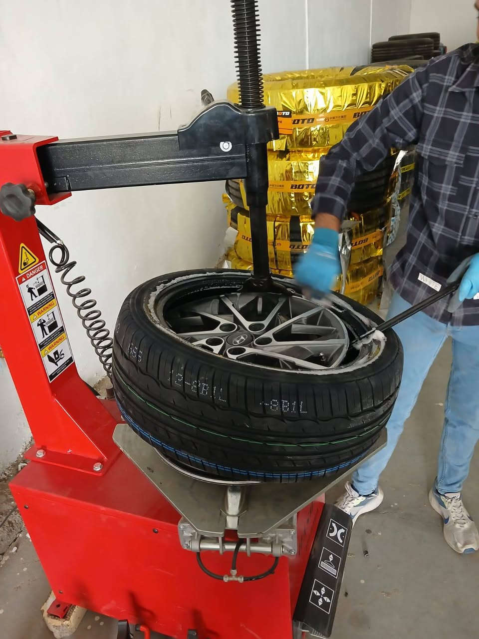 [ جانب من عملنا في قسم التركيب والبلنص ] 🛠️🛞
نقدم لكم أفضل الخدمات في مجمع فرحان الكرعاوي وليث الربيعي:
✅ عند الشراء، احصل  على:
 * شد وتركيب الإطارات #مجاناً .
 * بلنص (ترصيص) حديث #مجاناً.
 * صبغ فلنجات (لمسة جمالية) #مجاناً.
 * قصب الإطارات #مجاناً.
✅ خدمة طريق: افحص هواء إطاراتك مجاناً (في سبيل الله).
أكبر تجمع للإطارات في مدينة الديوانية 🛞✨
📍 العنوان: طريق نجف ديوانية - قرب ساحة التوديع.
📞 للتواصل: *********** | ***********
شرفونا بأي وقت! 🤝
