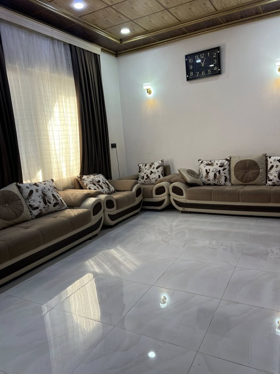 #للبيع
بيت في حي المزارع الثانية خلف مول تيم مارت  

المساحة 200 متر طابقين  

الطابق الاول غرفتين وصاله واستقبال ومطبخ حار + بارد بالاضافه الى 3 مناور البيت شروق قبلة

الطابق الثاني اربع غرف نوم وصالة وصحيات كامل بس ناقص لبخ وكاشي كامل سيراميك وتاسيس كهرب ومجاري  

للاستفسار الاتصال على الرقم 

***********
