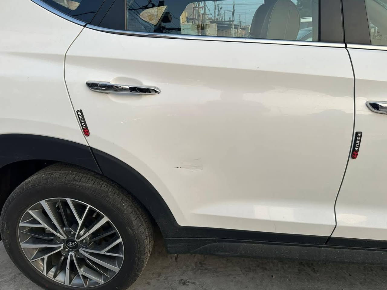 مستعجل ع بيع توسان ٢٠١٩ وكالة الكاصد ماشية ٣٨ الف 
بصمات عدد ٢ تخم تايرجديد كير ومحرك مكفولات 
بيها طخه صغيره ع حطتها ما مصلحه ب باب الخلفي جهة  اليمين السعر١٧٠وبيها مجال *********** مكانه بغداد غير متوجد ع الفيسبوك
