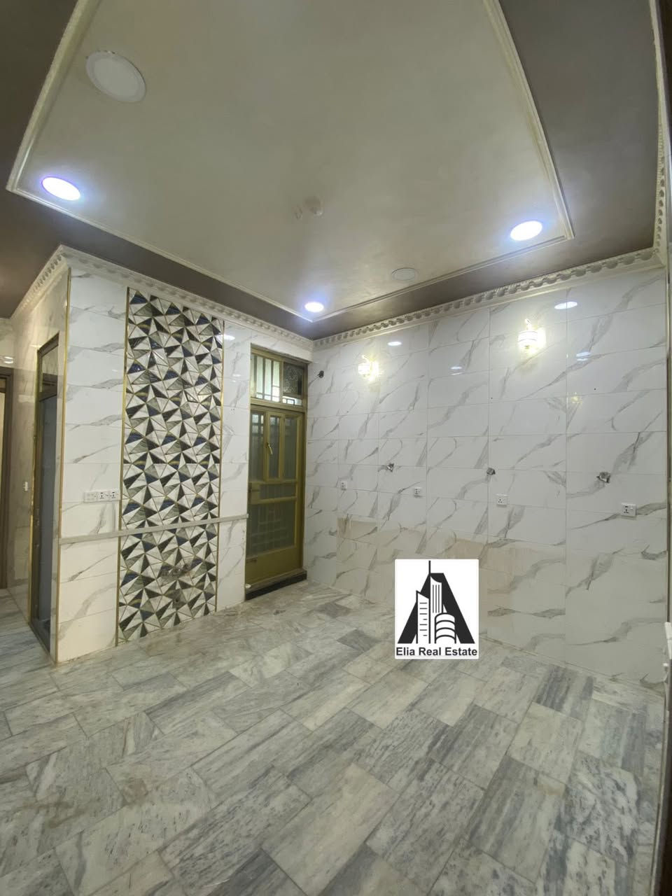 للأيجار في السيدية
شقه جديدة جداً 
طابق أرضي 
مساحه 120م 
يحتوي على استقبال ومطبخ وصحيات وغرف نوم عدد2 
وحده منهن سويت 
الموقع : السيدية / الاقتصاديين / قرب شارع 40 .. 
الايجار : 800 الف + خدمات 30 الف 
الخدمات تشمل ( عامل تنظيف البنايه + اجور الماء والكهرباء ) 

للاستفسار اكثر *********** حمزة 
مكتب ايليا
