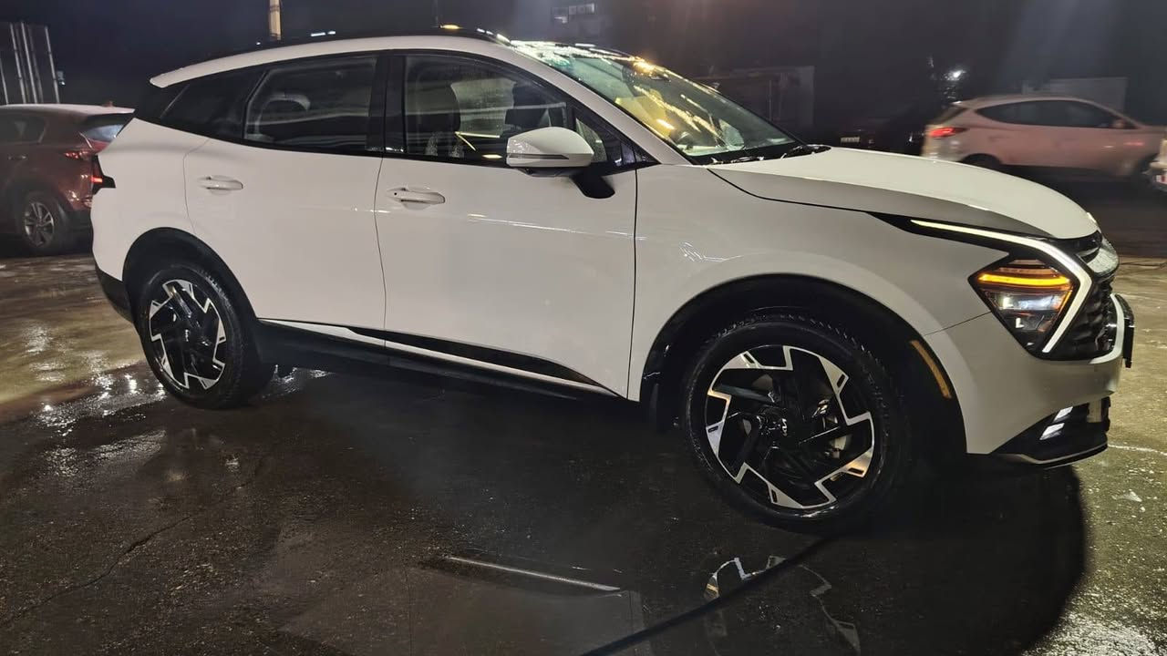 السلام عليكم سبورتج موديل ٢٠٢٣ وارد أمريكي حادث خفيف السياره جديده وجاهزه فول برستيج اعلى فئه رقم بغداد تحويل مباشر مكان السياره بغداد ***********
