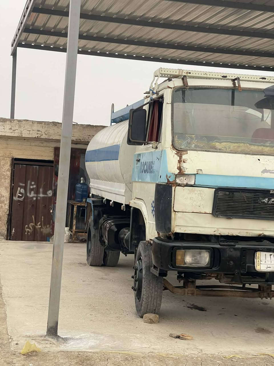 للبيع تنكرماء مان محرك وكير واكسل وفريندكسن كله البه بريك هوه  بس شاصي وقماره مان رقم بابل. تنكر حموله ٨٠٠٠لتر سعر ٤٥$ 
اي استفسار اتصال ***********
