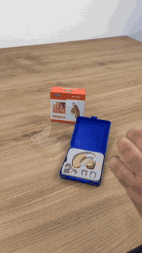 سماعة طبية خلف الأذن لتقوية السمع DMG BC-H108

الاستخدامات:

تساعد كبار السن والأشخاص الذين يعانون من ضعف السمع على سماع الأصوات بوضوح أكبر.

مناسبة للاستخدام اليومي في الأماكن العامة أو داخل المنزل.

يمكن ارتداؤها خلف الأذن بسهولة دون إزعاج.

المميزات:

تضخيم واضح للصوت مع تحكم دقيق بدرجة الحساسية.

تصميم مريح وخفيف الوزن يناسب الاستخدام الطويل.

مفتاح تشغيلإيقاف للتحكم السريع في التشغيل.

عجلة جانبية لضبط مستوى الصوت بسهولة.

تأتي مع ثلاثة أحجام مختلفة من سدادات الأذن لتناسب جميع المستخدمين.

بطاريات LR44 تدوم لفترة طويلة وسهلة الاستبدال.

علبة حفظ بلاستيكية أنيقة لحماية السماعة عند التخزين أو السفر.

محتويات الصندوق:

سماعة الأذن الطبية.

ثلاث بطاريات LR44.

سدادات أذن بأحجام مختلفة (3 قطع).

علبة حفظ بلاستيكية.

دليل استخدام بالإنجليزية.

الملاحظات:

يُنصح بزيادة مستوى الصوت تدريجيًا حتى الوصول إلى المستوى المناسب.

لا تستخدم السماعة في الأماكن شديدة الضوضاء لفترات طويلة.

مناسبة للاستخدام في الأذن اليمنى أو اليسرى.

. لطلب واتساب ***********
