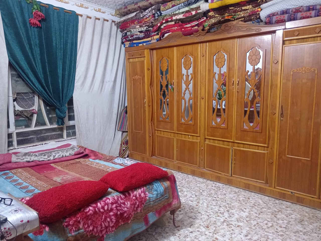 دار للبيع المساحه ٧٨٠ متر يحتوي على غرف نوم ٢ مع صالة مع استقبال مع مطبخ مع صحيات داخلية وا خارجية مع كراج كبير السعر خاص العنوان مقابيل سيد جواد فرع المضمد الاستفسار الاتصال على الرقم *********** الاتصال على الواتس اب
