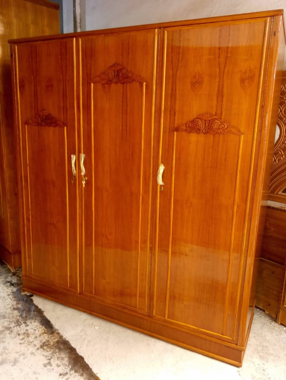 السلام عليكم كنتور 3 باب طابق نجاره درجه اولى نضافه فول اخو الجديد استخدام قليل  العنوان حله شارع ابو القاسم الرقم *********** واتس
