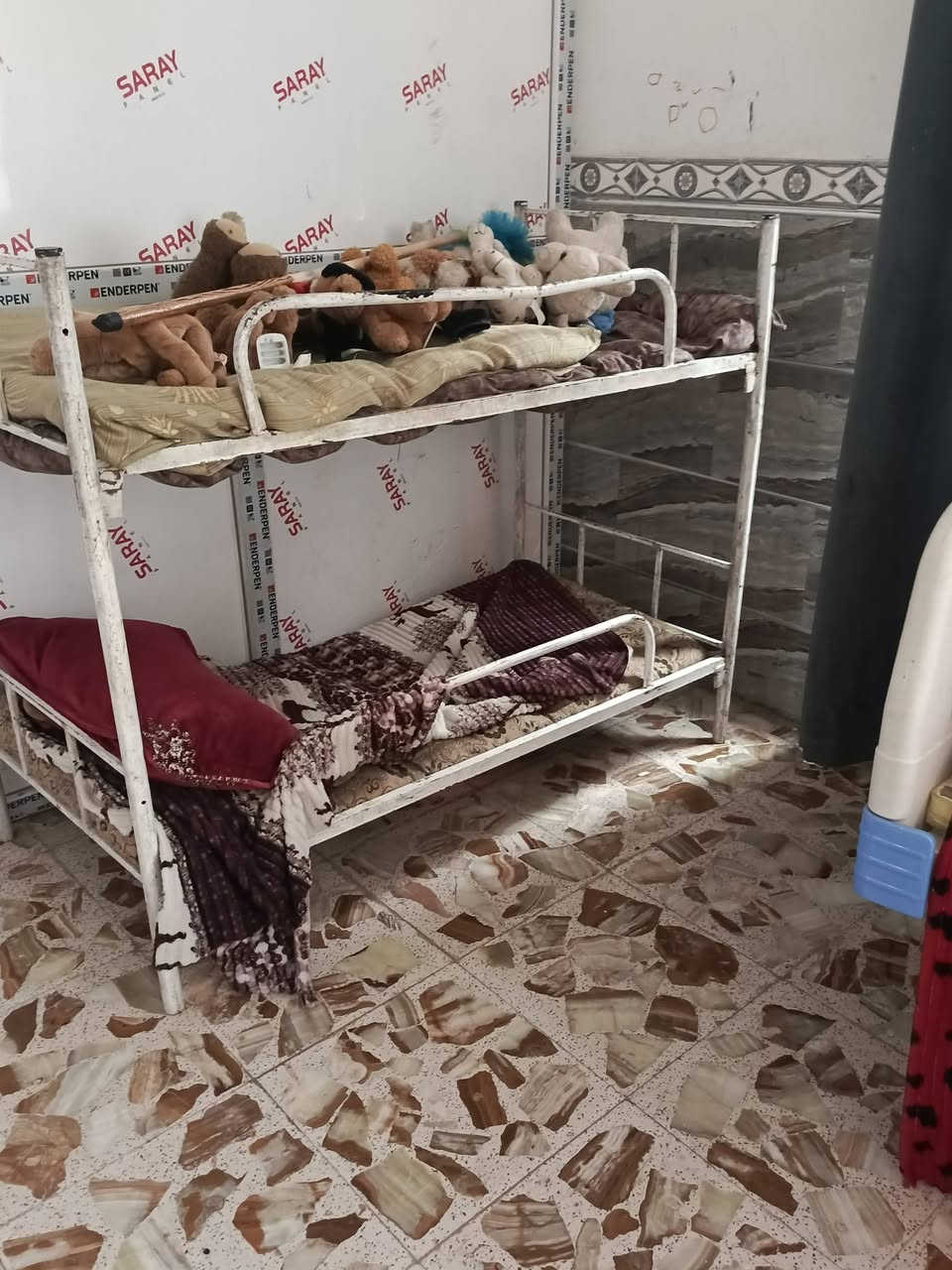 جربايه اطفال طابقين طولهه متر ونص تقريباً وارتفاعهه متر وربع سعرهه 75 بيهه مجال مكاني القاسم ***********
