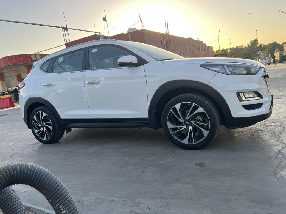 هونداي توسان خليجي
موديل ٢٠٢١
رقم بغداد الماني بسمي 
لون ابيض 
٤ سلندر ٥ راكب 
فوووووول مواصفات بدون فتحة 
بصمتين: تشغيل وتقفيل
داخل صاج الكاصد 
بردات خلفية اصلية
كشنات جلد اصلي لونين 
كشنات ٢ كهرباء 
تشغيل عن بعد 
شاحن وايرلس 
شاشة كبيرة اندرويد 
كامرة دوارة اصلية 
مري شفط مع القفل
حساس امامي وخلفي 
نظام ايكو درايف 
تحكم استيرن فول 
حاكية : ابلوتوث: اوكس 
شاشة اعطال بلدشبول 
كيجات السرعة زئبقية 
جي : بي: اس: خرائط طرق 
اريل اسود طيارة
هند بريك برجل 
تبريد ابيانو لمس 
تبريد قطعتين ثلج 
لد امامي وخلفي 
لايت زنون اصلي 
اضواء ترحيب بليدات 
علامة سورنتو بلدوسة 
يدات نيكل اصلي 
اشاير بلمري 
٥ ويل كب ١٩
تخم تاير جديد لك 
ماشية ٦٣الف اصلي 
كير ومكينة وصدر وحدادية وتبريد كفالة عامة
بدون ضربة وتبديل واشخوط وبارد وصبغ عدى اشوية بارد بسيط 
الرقم الدولي الجديد // هزة جديدة // سنوية جديدة 
سيارة جديدة مال بيت بية تراي مال زيرو 
من زيرو لحد الآن ماطابة تصليح البصمة الثانية ممستخدمة 
سونار موجود 
كتلوكات الشركة موجودات

السعر ١٩٣$ قفلة وماكو هيج سعر 
***********
